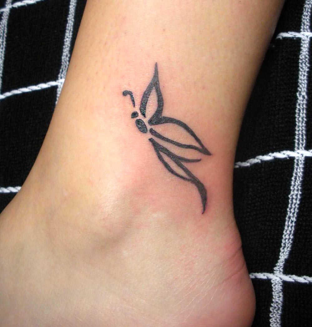 Tatuaj fluture picior